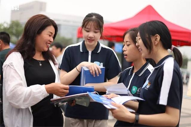 中職招生咨詢會(huì)現(xiàn)場火爆 升學(xué)就業(yè)雙軌并行，職業(yè)教育前景廣闊